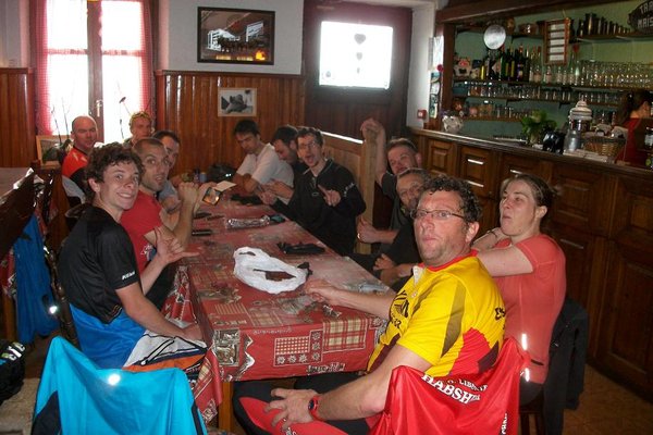 Apéro à la ferme Auberge de.....la patronne qui à accouché tout près de notre table!