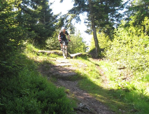 Sur la crête, les marches se succèdent