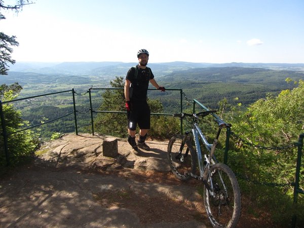 Kemb4.jpg (319.34 Kio) Vu 689 fois Au rocher d'Anozel, ma vallée dans le dos