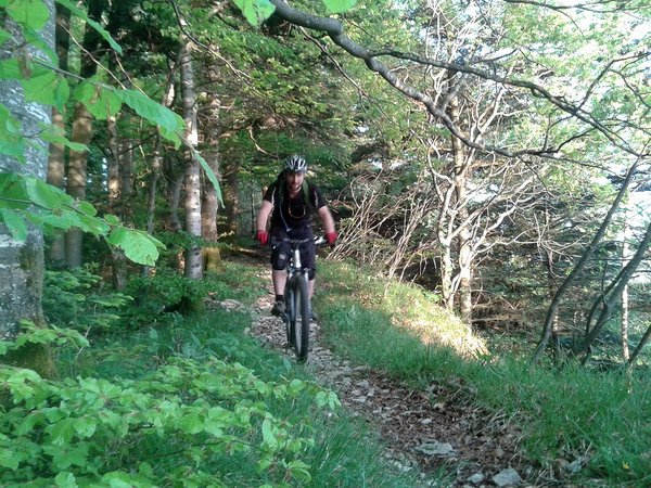 Ro5.jpg (519.07 Kio) Vu 750 fois Sur l'excellent single de crête avec le soleil couchant (attention la marche est haute à ma gauche)