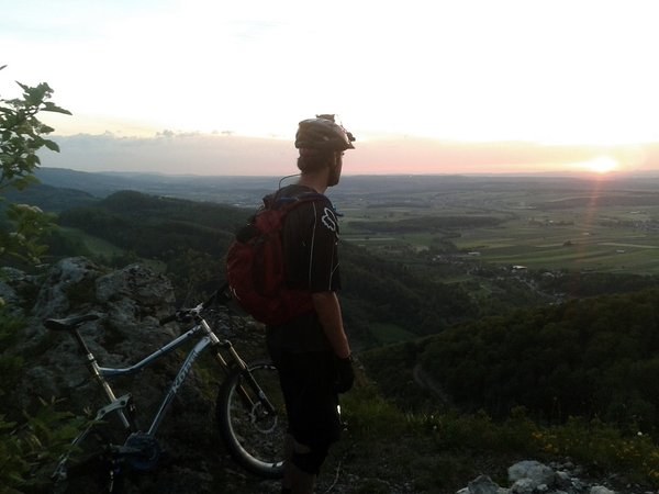 Coucher de soleil en demi-teinte sur l'Ajoie et Porrentruy depuis la Grande Roche