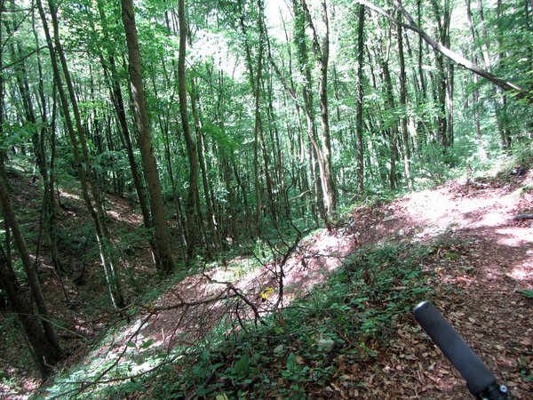 Les épingles se succèdent, celles tournant à droite au dessus du ravin ne doivent pas être loupées...