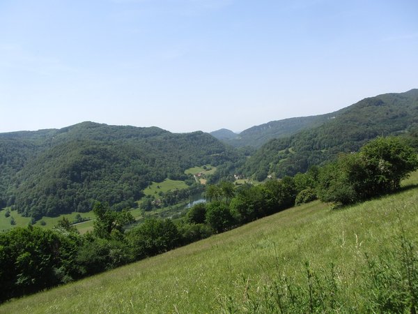La vallée du Doubs sur la route entre Vauffrey et les grottes de Reclère