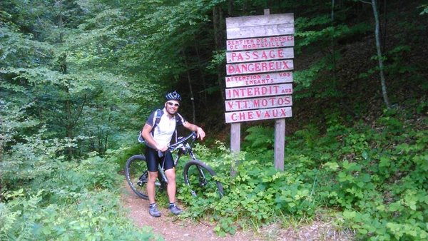 le panneau dissuasif, à l'entrée du sentier des roches de Morteville,