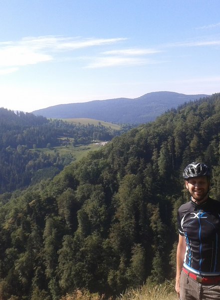 Sur la roche des Fées (gaffe avec les chaussures à cales, l'accès est casse-gueule), vue sur les Bagenelles et la Tête des Faux
