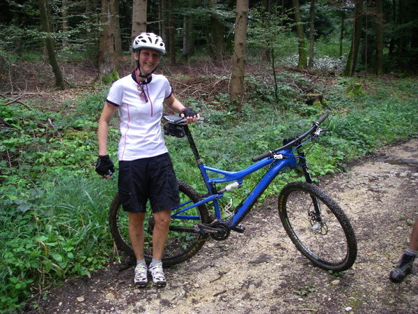 Béa devant le nouveau vélo de Denis