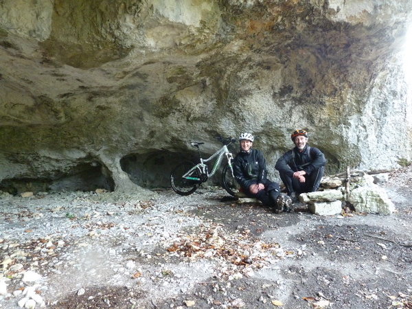 Monsieur et madame cromagnon et leur vélo