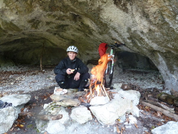 Assis au coin du feu.................
