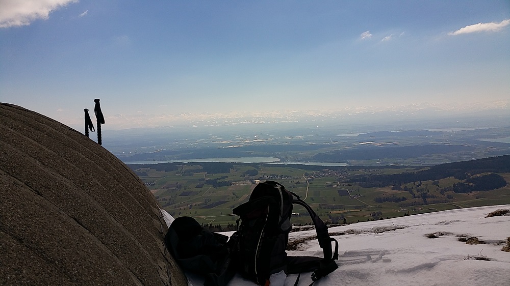 Sur la crête, vue des Berner Alpen et des 3 lacs : Bienne, Morat, Neuch