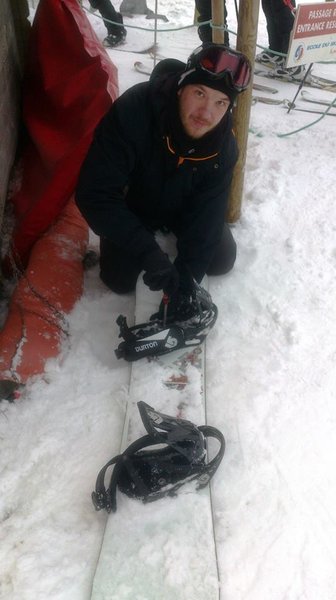 1472917_10201014471188310_984169200_n.jpg (59.72 Kio) Vu 824 fois Petit réglage des fixations qui se sont desserré pour garder les pieds en coin coin, VTT & Snowboard même combat :D