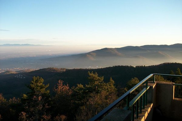 Vue du Galtz sur la tour du château du Flixbourg et des remparts du château du Holansbourg