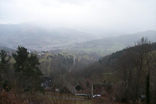 Vue sur Munster et le fond de la vallée ou le temps tourne à la tempête